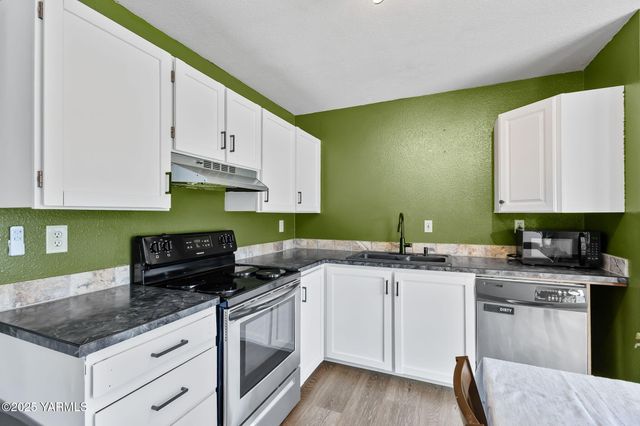 11 Suntides Blvd, Yakima, WA 98908