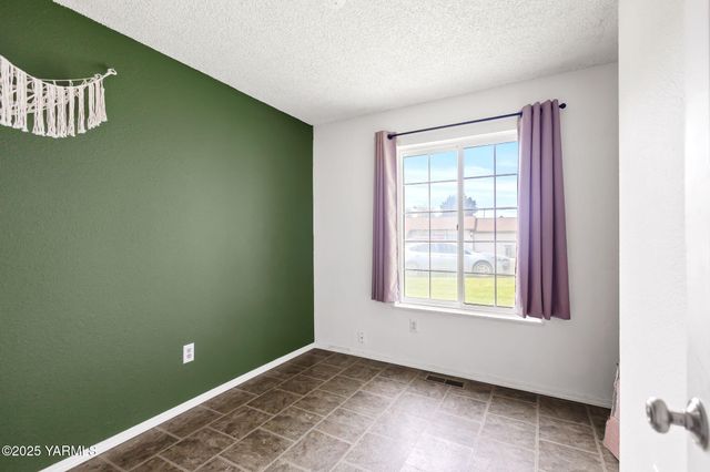 11 Suntides Blvd, Yakima, WA 98908