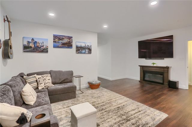 1653 Blackburn Heights Dr, Sewickley, PA 15143