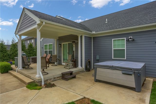 1653 Blackburn Heights Dr, Sewickley, PA 15143