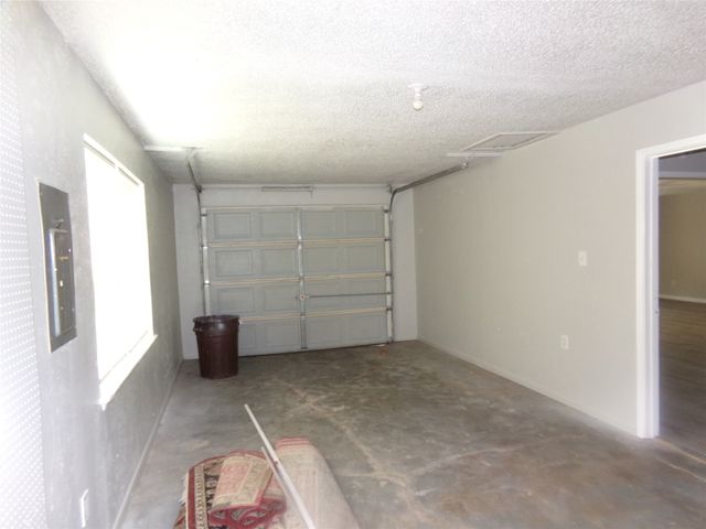 905 W Bridge Street, Granbury, TX 76048