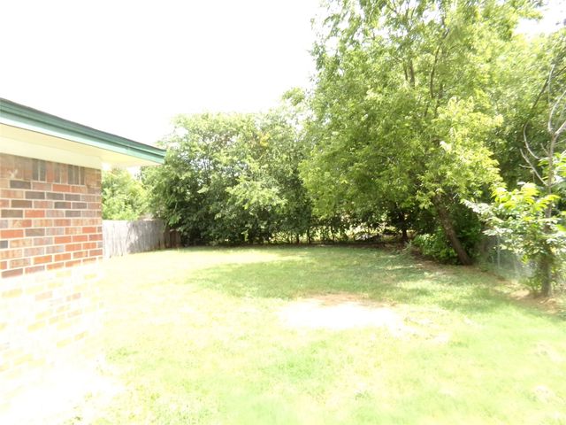 905 W Bridge Street, Granbury, TX 76048
