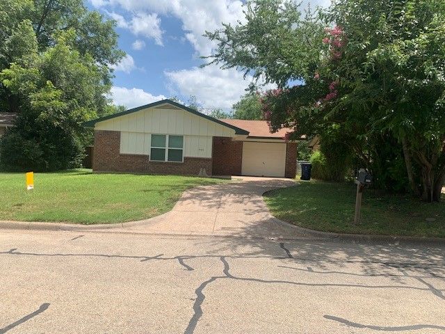 905 W Bridge Street, Granbury, TX 76048