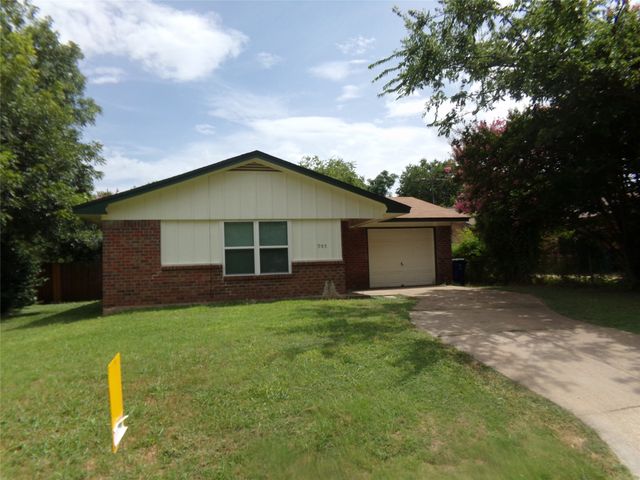 905 W Bridge Street, Granbury, TX 76048