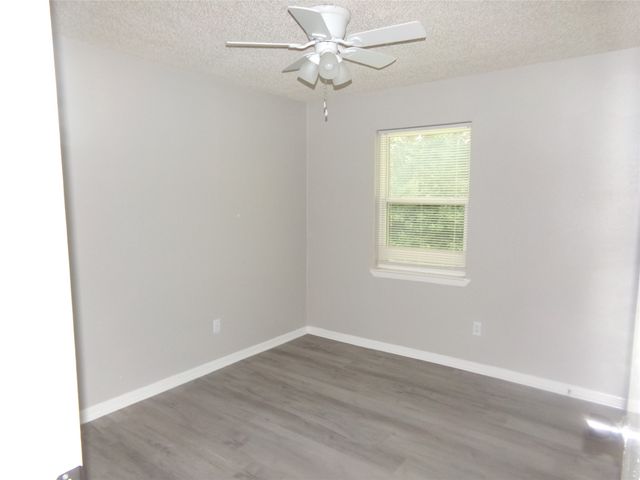 905 W Bridge Street, Granbury, TX 76048