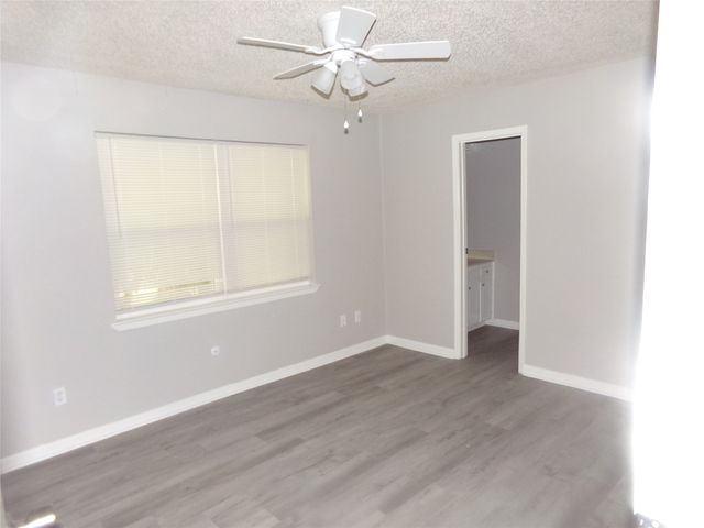 905 W Bridge Street, Granbury, TX 76048