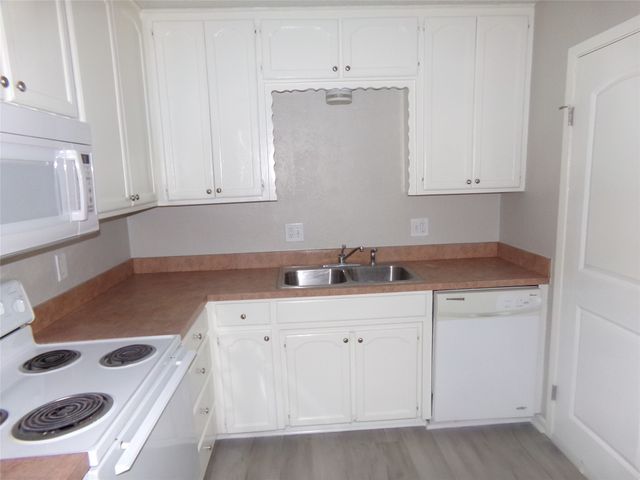 905 W Bridge Street, Granbury, TX 76048