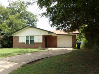 905 W Bridge Street, Granbury, TX 76048