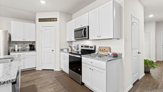 424 Chaco Loop, Seguin, TX 78155