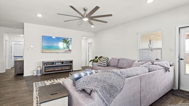 424 Chaco Loop, Seguin, TX 78155