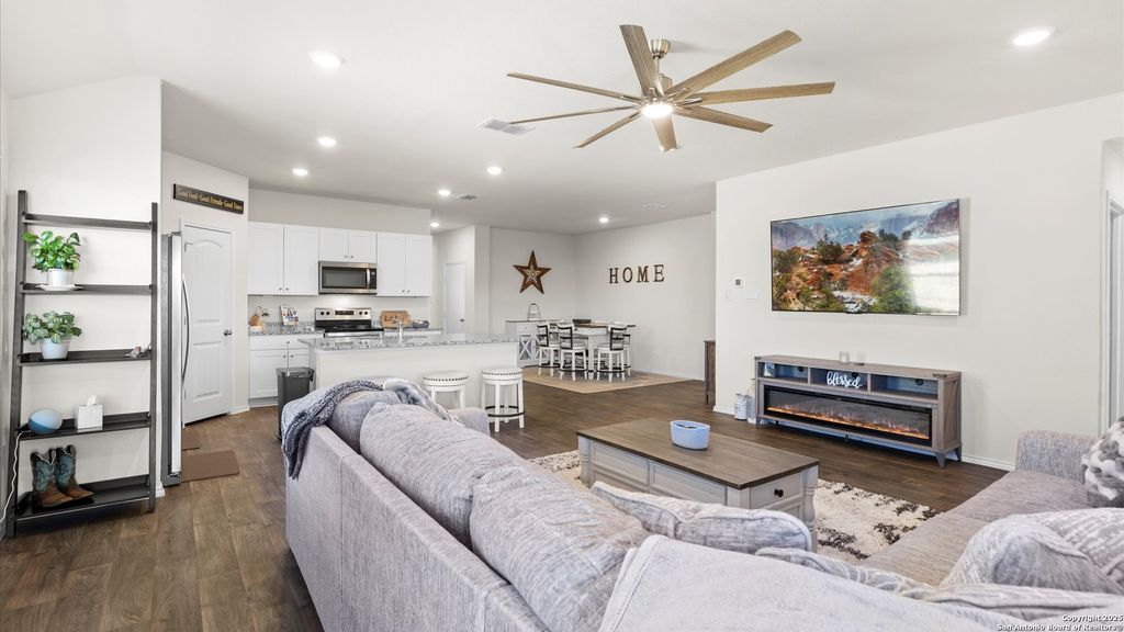 424 Chaco Loop, Seguin, TX 78155