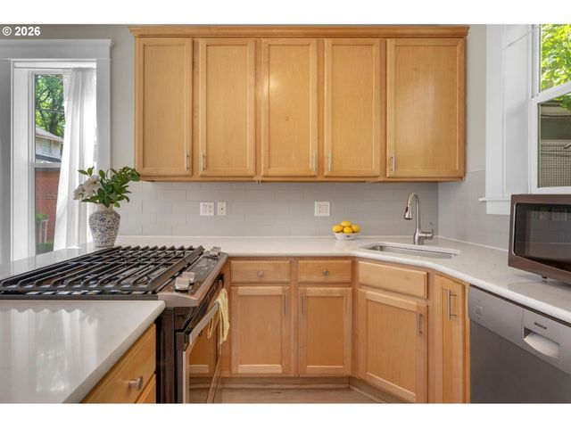 2372 Nw GLISAN St 6, Portland, OR 97210