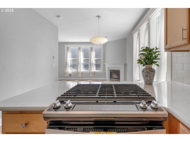 2372 Nw GLISAN St 6, Portland, OR 97210