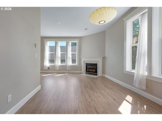 2372 Nw GLISAN St 6, Portland, OR 97210