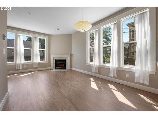 2372 Nw GLISAN St 6, Portland, OR 97210