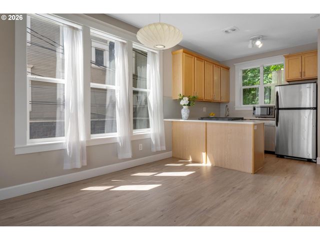 2372 Nw GLISAN St 6, Portland, OR 97210