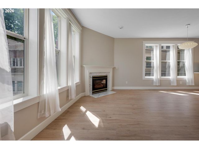 2372 Nw GLISAN St 6, Portland, OR 97210
