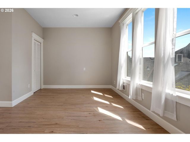 2372 Nw GLISAN St 6, Portland, OR 97210