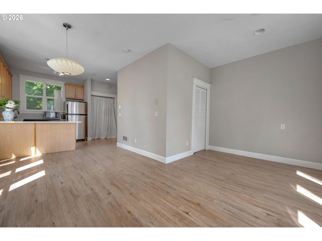 2372 Nw GLISAN St 6, Portland, OR 97210
