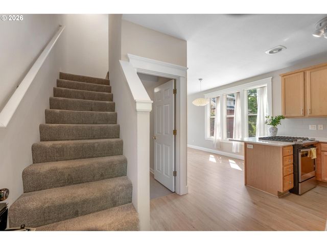 2372 Nw GLISAN St 6, Portland, OR 97210