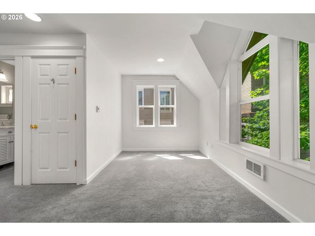 2372 Nw GLISAN St 6, Portland, OR 97210