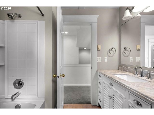 2372 Nw GLISAN St 6, Portland, OR 97210