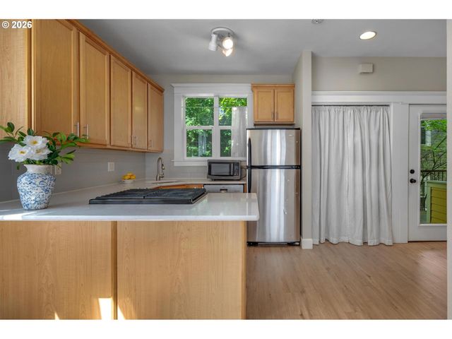 2372 Nw GLISAN St 6, Portland, OR 97210
