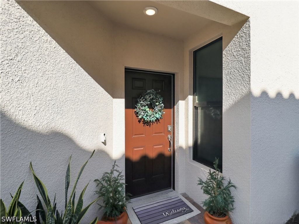Image 4 of property listing at 1672 Lake Jessup CIR, Cape Coral, FL 33909