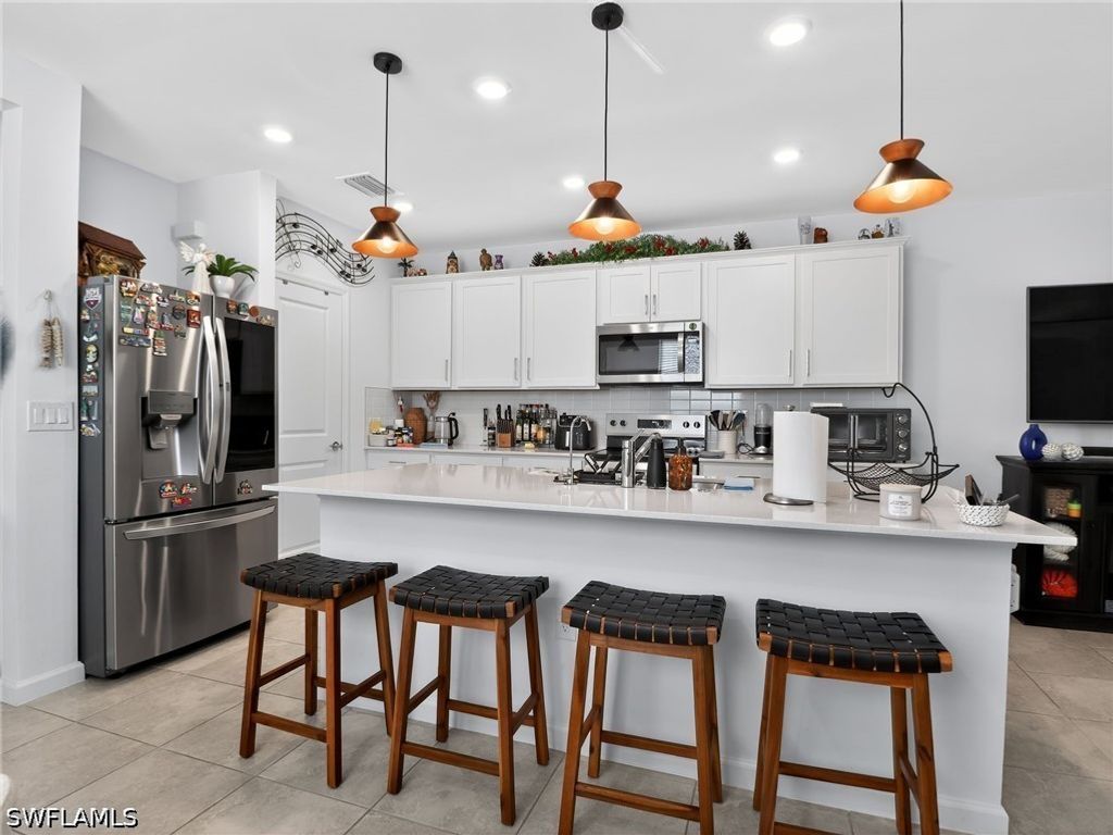 Image 5 of property listing at 1672 Lake Jessup CIR, Cape Coral, FL 33909