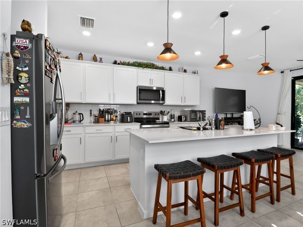 Image 6 of property listing at 1672 Lake Jessup CIR, Cape Coral, FL 33909