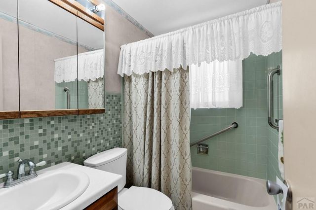 2690 Hollywood Dr, Pueblo, CO 81005