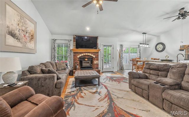 21212 Oak Trail, Warrenton, MO 63383