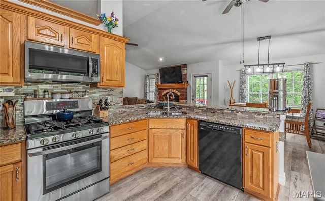 21212 Oak Trail, Warrenton, MO 63383