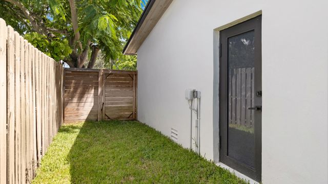 112 SE 14th Street, Deerfield Beach, FL 33441