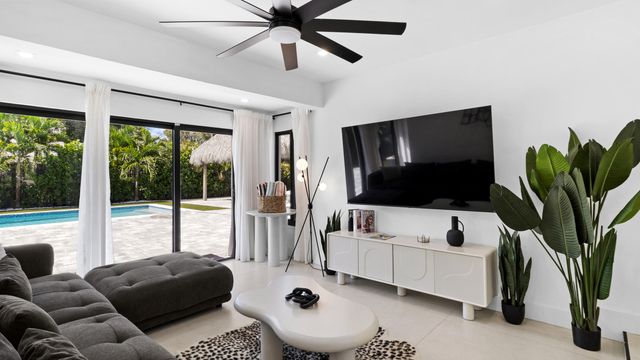 112 SE 14th Street, Deerfield Beach, FL 33441