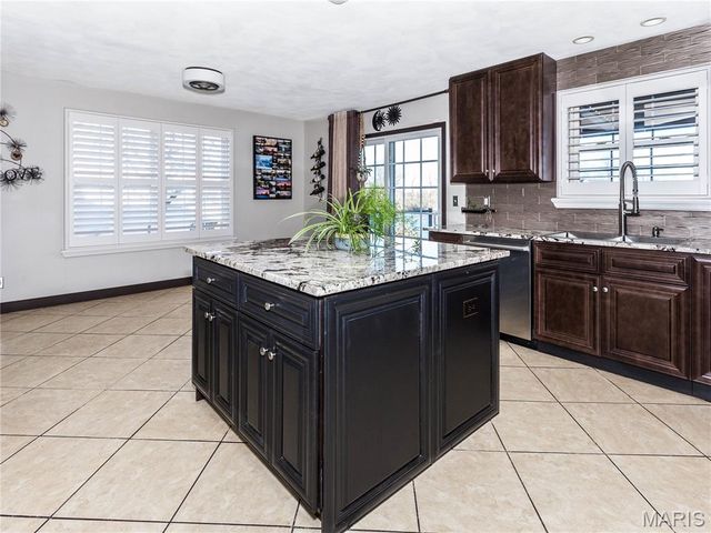 124 Taylor Lake Dr, Troy, IL 62294