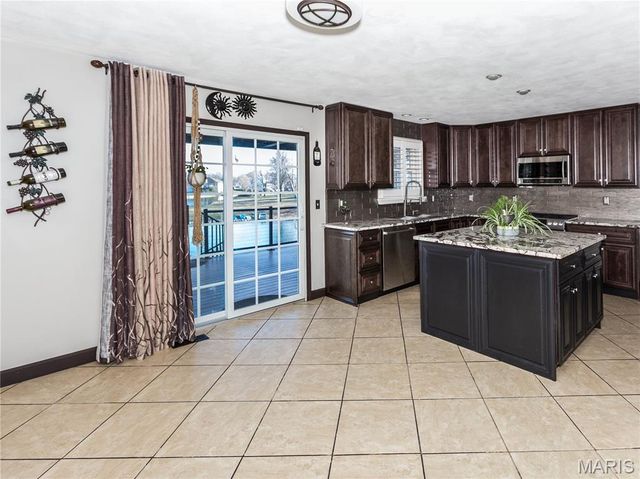 124 Taylor Lake Dr, Troy, IL 62294