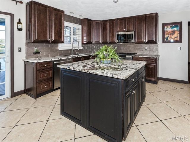 124 Taylor Lake Dr, Troy, IL 62294