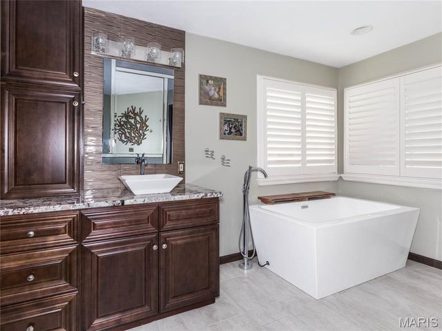 124 Taylor Lake Dr, Troy, IL 62294