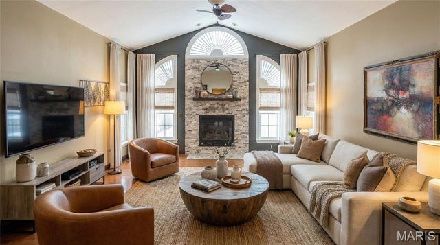 124 Taylor Lake Dr, Troy, IL 62294