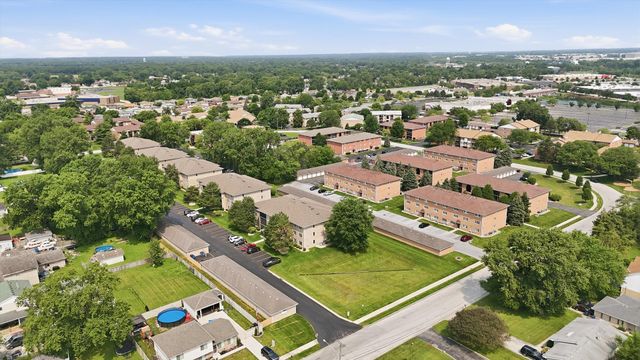 4910 134th Court 101, Crestwood, IL 60418