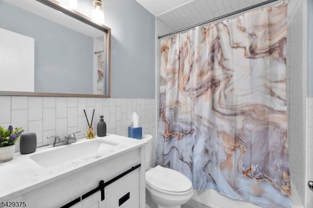 424 Bartlett St, Roselle Boro, NJ 07203