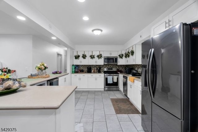 424 Bartlett St, Roselle Boro, NJ 07203