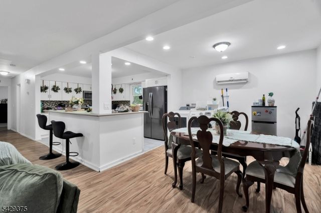 424 Bartlett St, Roselle Boro, NJ 07203