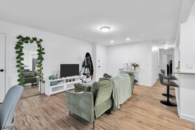 424 Bartlett St, Roselle Boro, NJ 07203