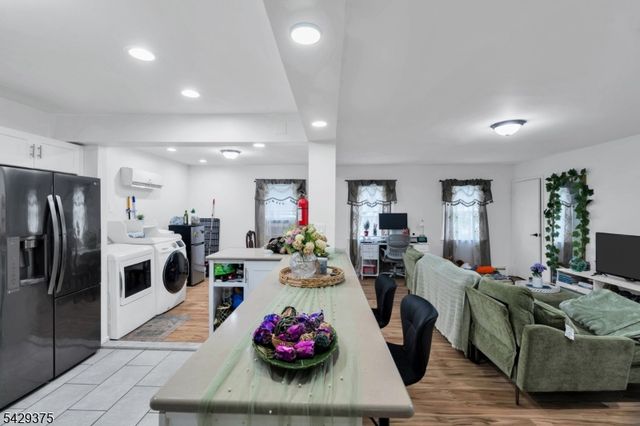 424 Bartlett St, Roselle Boro, NJ 07203