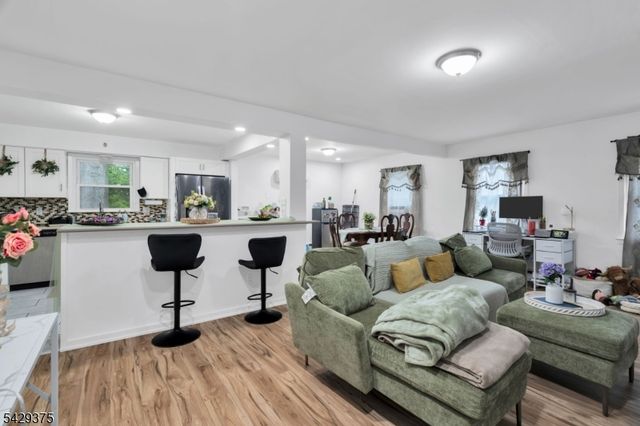 424 Bartlett St, Roselle Boro, NJ 07203