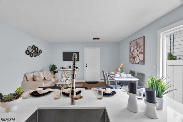 424 Bartlett St, Roselle Boro, NJ 07203