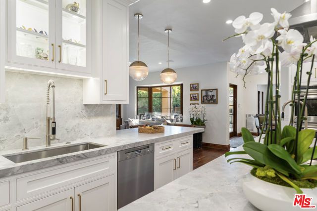 305 S June Street, Los Angeles, CA 90020