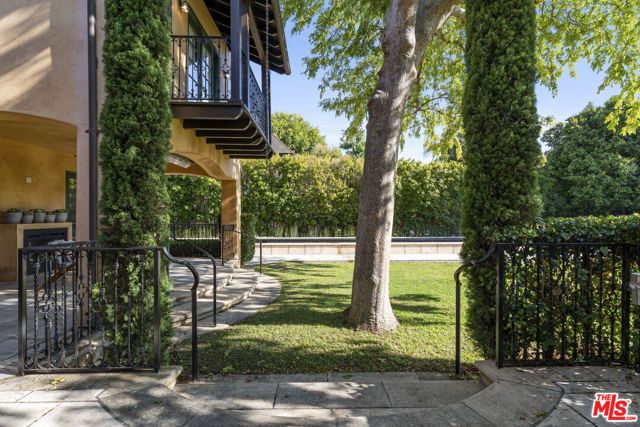 305 S June Street, Los Angeles, CA 90020